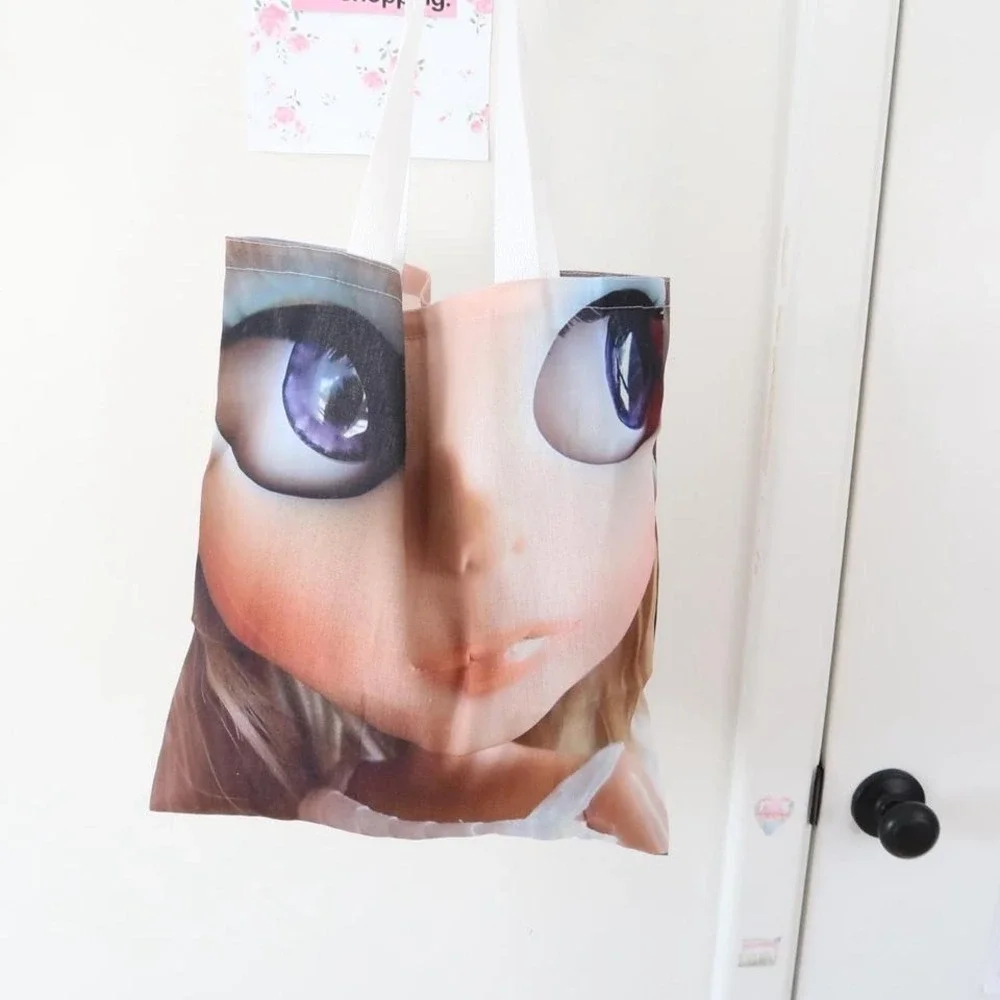 Blythe Doll Graphic Tote Bag - Picture 4 of 4
